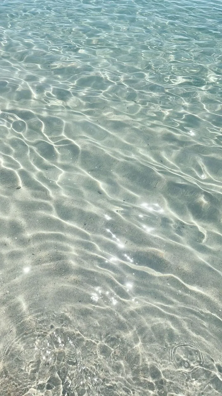 Reflejos de agua clara como inspiración natural para interiores mediterráneos