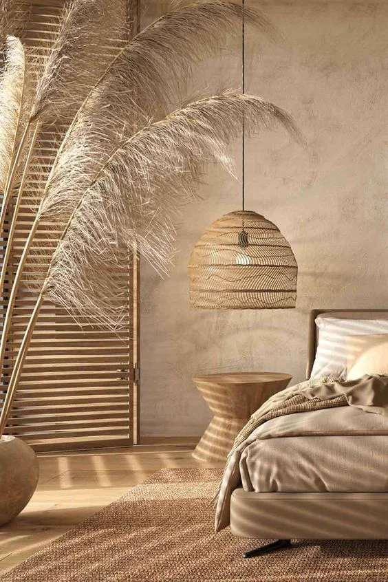 Dormitorio con fibras naturales, lámpara artesanal y textura mediterránea